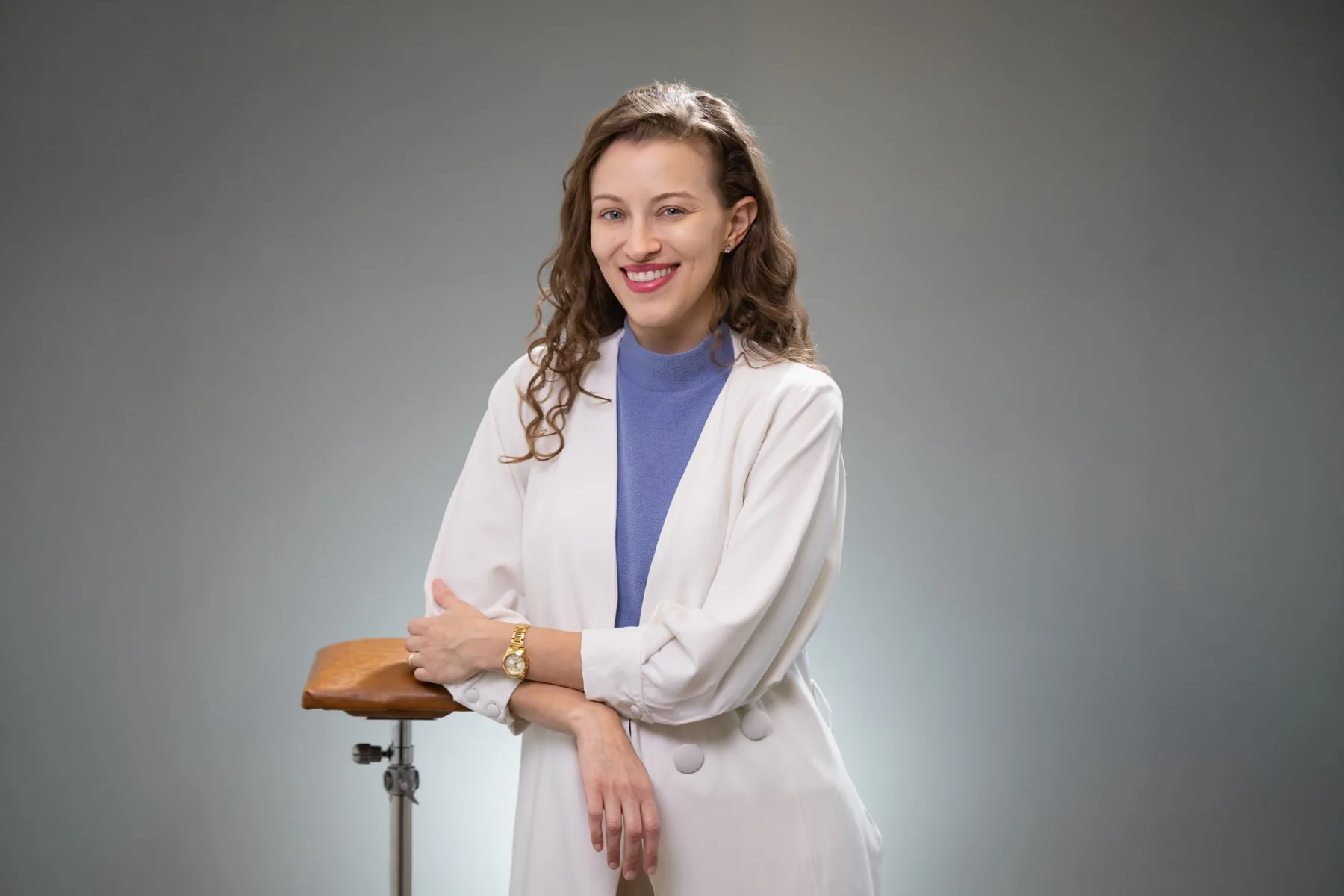 Retrato da Dra. Natália Portelinha, dermatologista, de jaleco branco.